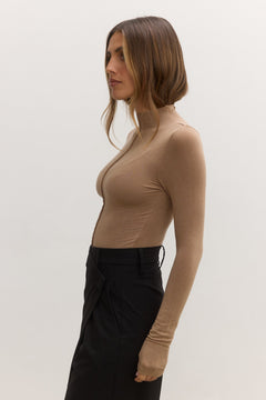 Anisa Turtle Neck in Walnut – Top